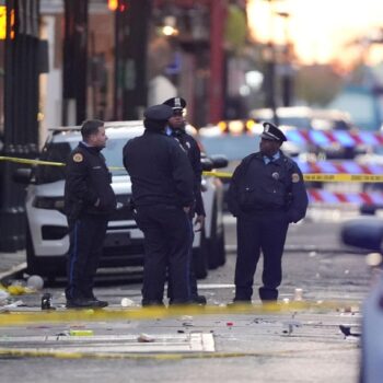 Einsatzkräfte am Tatort in New Orleans, wo ein Auto in eine Menschenmasse in der Bourbon Street raste