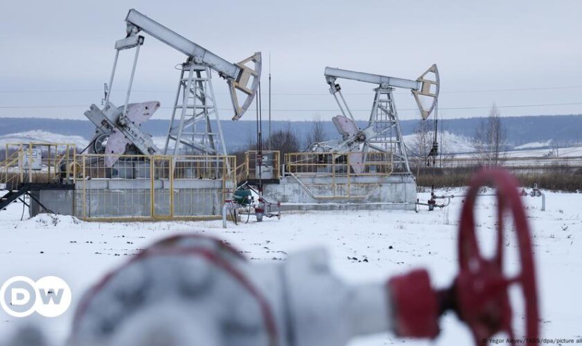 US, UK impose sweeping sanctions on Russia's oil industry