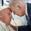 Vor seinem Abschied aus dem Weißen Haus ehrt Joe Biden den Papst auf besondere Weise. (Archivbild) Foto: Michael Kappeler/dpa