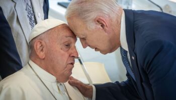 Vor seinem Abschied aus dem Weißen Haus ehrt Joe Biden den Papst auf besondere Weise. (Archivbild) Foto: Michael Kappeler/dpa