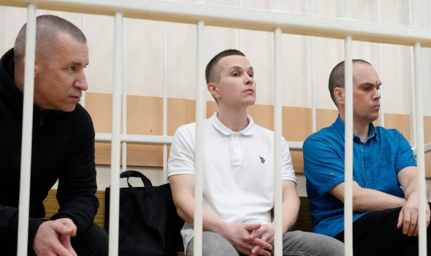 Nawalnys ehemalige Anwälte: Igor Sergunin (l-r), Alexei Liptser und Vadim Kobzev