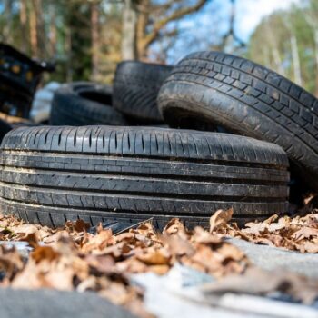 Illegal entsorgte Autoreifen finden sich laut Hessenforst in letzter Zeit häufig in Hessens Wäldern - obwohl hohe Bußgelder droh