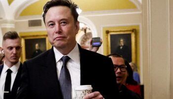 «Un État policier tyrannique» : Elon Musk s’en prend au gouvernement britannique et soutient un activiste d’extrême droite