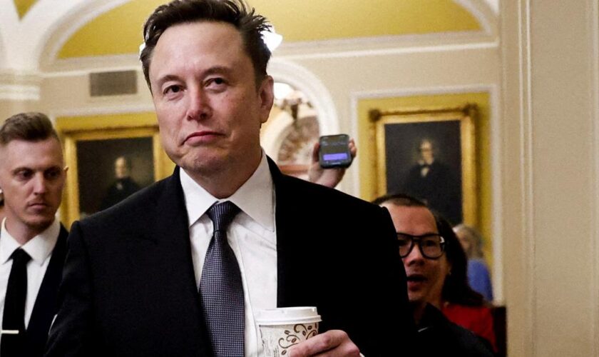 «Un État policier tyrannique» : Elon Musk s’en prend au gouvernement britannique et soutient un activiste d’extrême droite