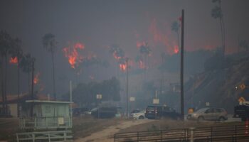 Un violent incendie menace un quartier aux portes de Los Angeles