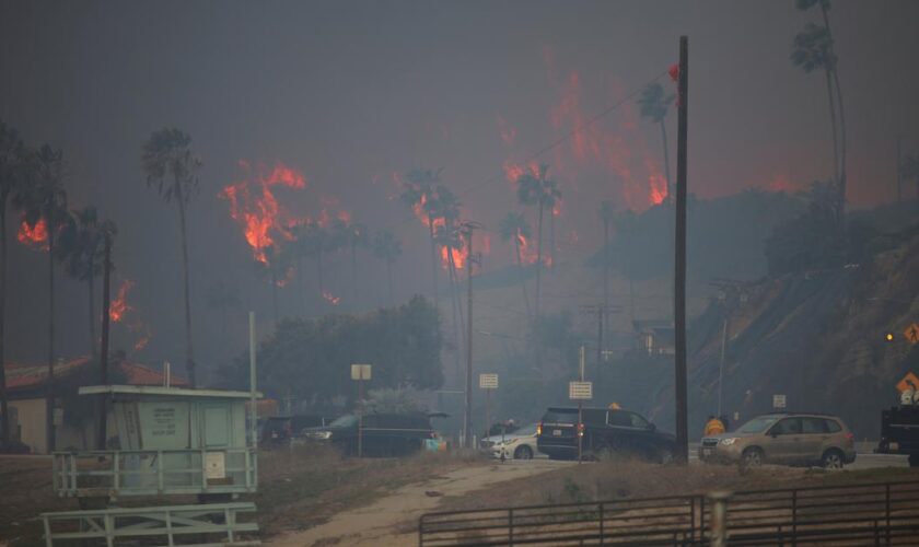 Un violent incendie menace un quartier aux portes de Los Angeles