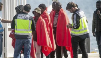 Una de las mujeres de la patera rescatada este lunes en Lanzarote dio a luz durante la travesía