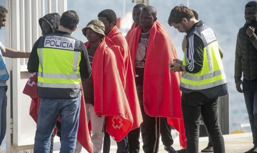 Una de las mujeres de la patera rescatada este lunes en Lanzarote dio a luz durante la travesía