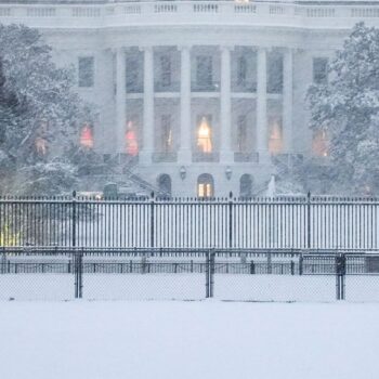 Auch in der US-Hauptstadt Washington und der Region fielen bis zu 20 Zentimeter Schnee. Foto: Matt Rourke/AP/dpa