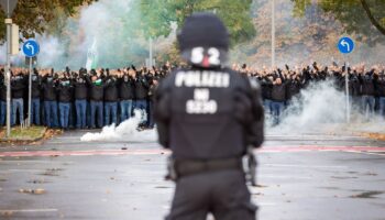 Ob der Staat zurecht Gebühren für den Polizeieinsatz bei Hochrisikospielen beim Fußball verlangen darf, entscheidet am Dienstag