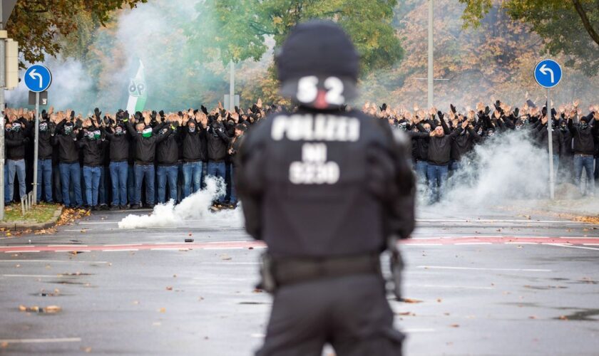 Ob der Staat zurecht Gebühren für den Polizeieinsatz bei Hochrisikospielen beim Fußball verlangen darf, entscheidet am Dienstag