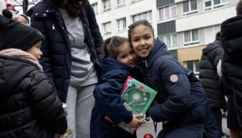 VIDÉO. En hommage à sa tante décédée un jour de Noël, Inès offre 300 cadeaux à des enfants de quartiers défavorisés