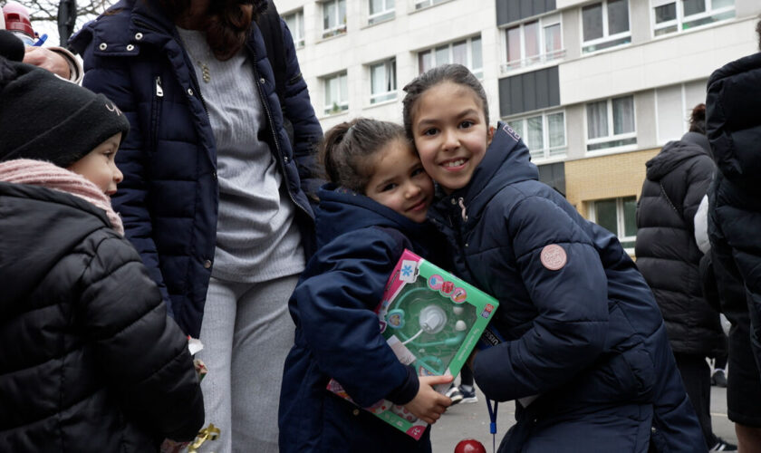 VIDÉO. En hommage à sa tante décédée un jour de Noël, Inès offre 300 cadeaux à des enfants de quartiers défavorisés