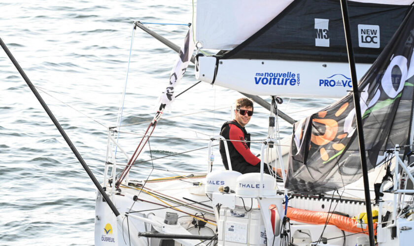 Vendée Globe : les images impressionnantes de Sébastien Simon en train de réparer son mât à 15 m de hauteur