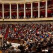 Verre d’eau renversé, feuilles volantes et messes basses... À l’Assemblée, les à-côtés du discours de Bayrou