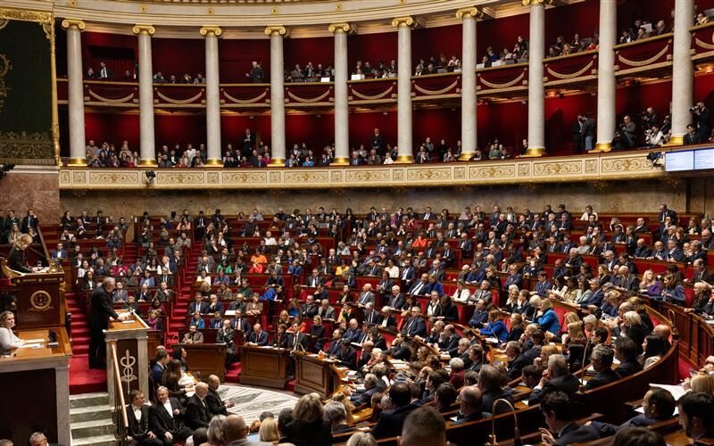 Verre d’eau renversé, feuilles volantes et messes basses... À l’Assemblée, les à-côtés du discours de Bayrou