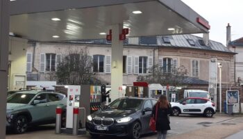 Versailles : il menace d’égorger un homme, de « faire péter » la station-service et crie « Allahou akbar »