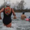 « Vivifiant » ou juste « débile », le bain dans une eau à 5 °C réunit les givrés de l’Oise pour le Nouvel an