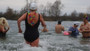 « Vivifiant » ou juste « débile », le bain dans une eau à 5 °C réunit les givrés de l’Oise pour le Nouvel an