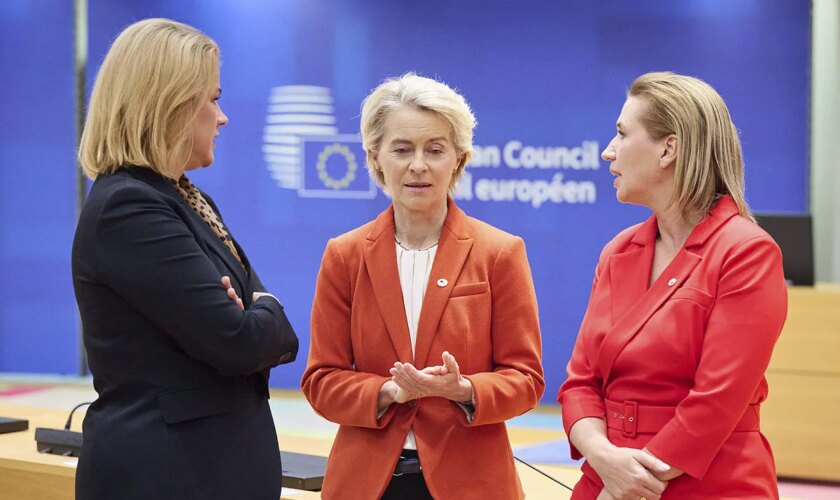 Von der Leyen cancela sus viajes durante dos semanas por una neumonía "grave"