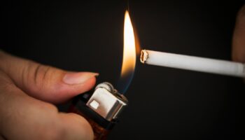 Vous voulez faire arrêter la cigarette aux fumeurs? Donnez-leur de l'argent!