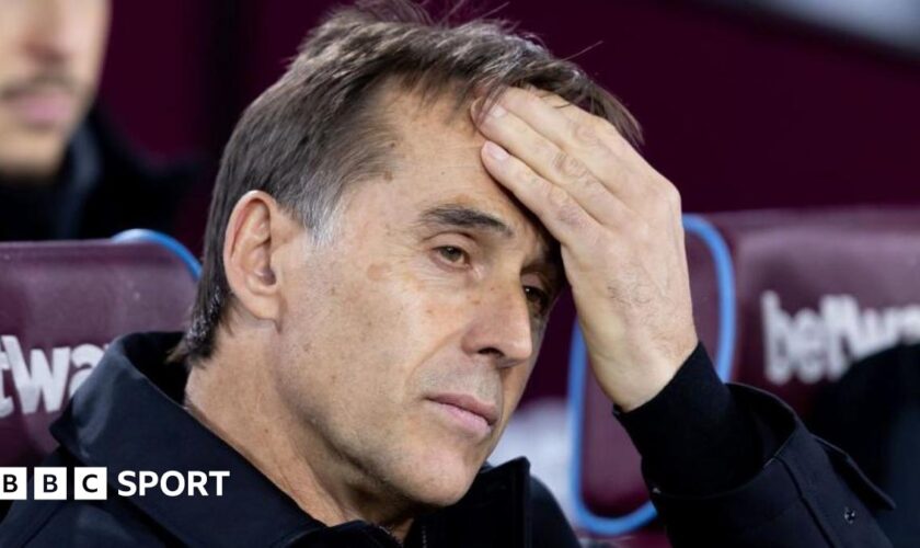 Julen Lopetegui holds his head on the West Ham bench