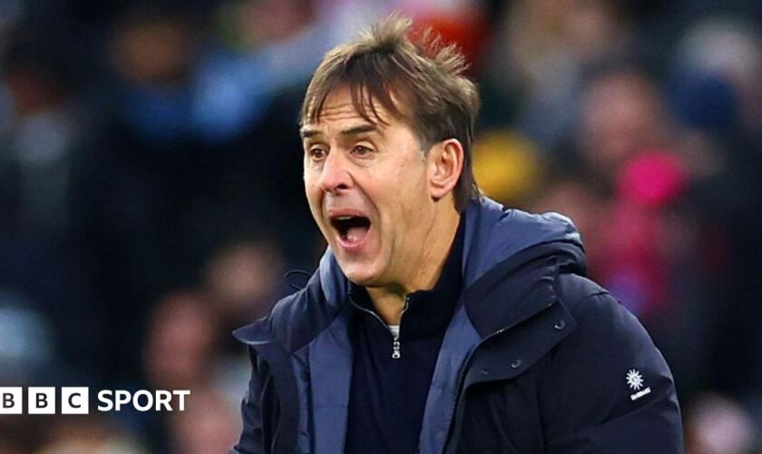 West Ham boss Julen Lopetegui shouts intructions