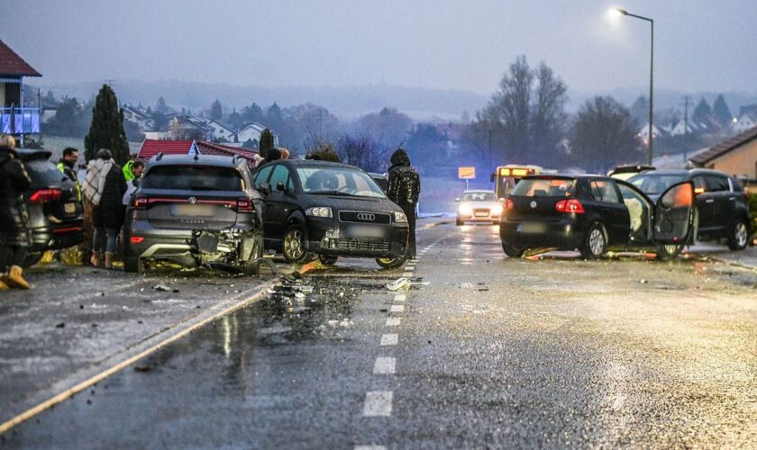 Zahlreiche Unfälle registrierte die Polizei vor allem im Nordosten des Landes. Foto: Jason Tschepljakow/dpa