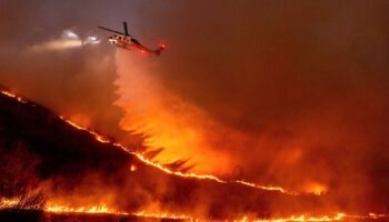 Das Flammeninferno wütet weiter ungebremst - angetrieben von starken Winden. Foto: Ethan Swope/AP/dpa