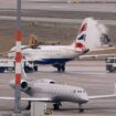 Ein Flugzeug wird am Flughafen BER vom Eis befreit. Foto: Jörg Carstensen/dpa