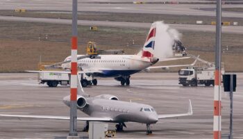 Ein Flugzeug wird am Flughafen BER vom Eis befreit. Foto: Jörg Carstensen/dpa