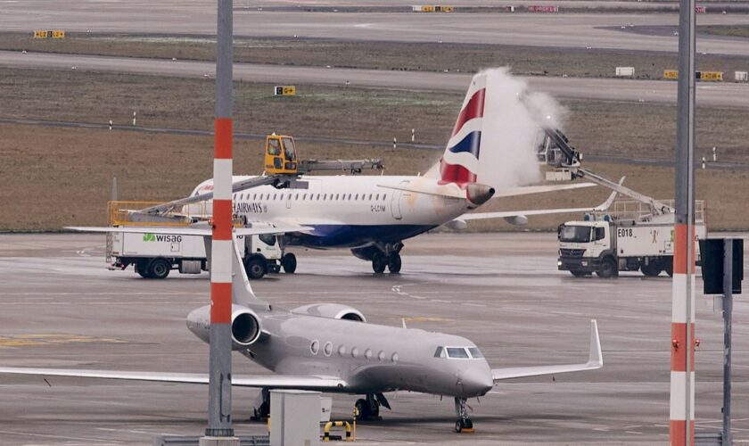 Ein Flugzeug wird am Flughafen BER vom Eis befreit. Foto: Jörg Carstensen/dpa